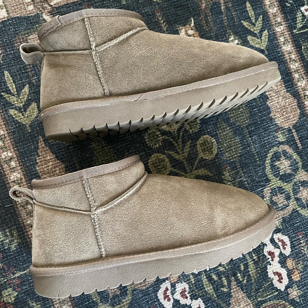 CUSHIONAIRE Genuine Suede Ankle Boots Taupe Faux Fur Size 9 - Picture 7 of 12